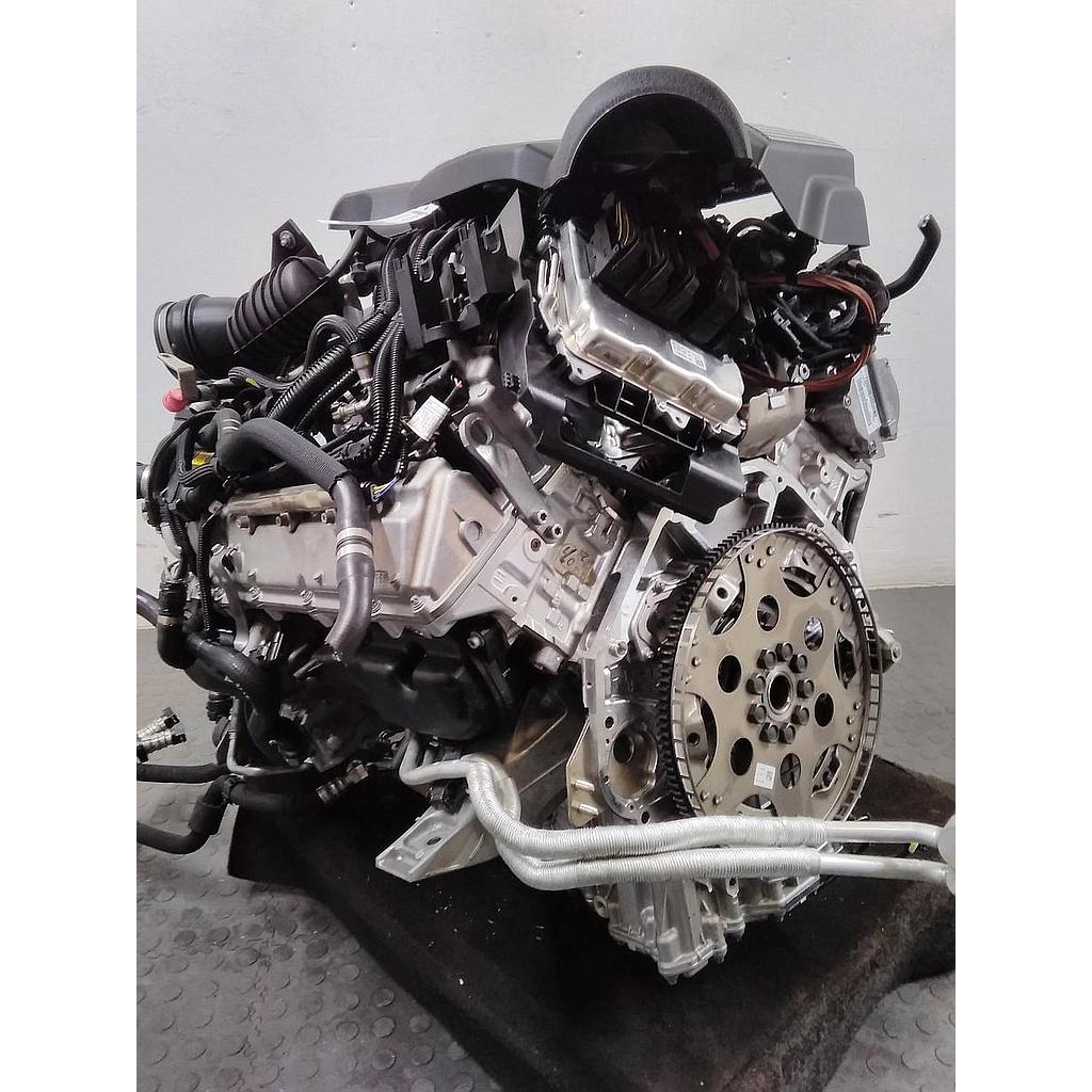 Motor mit Anbauteilen Benzin (Kopie)